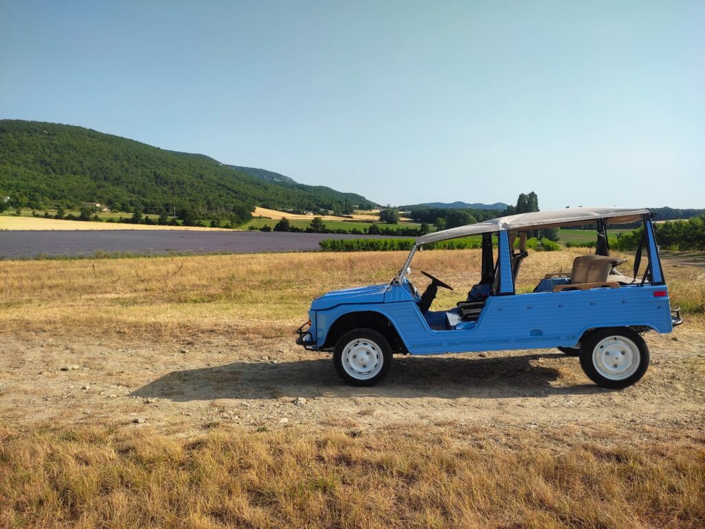 Une Méhari dans un décor de Drôme Provençale