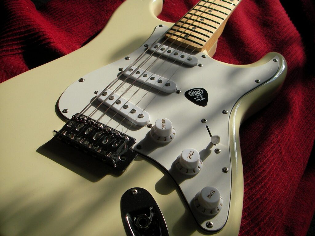Les micros et le pickguard d'une Fender Stratocaster